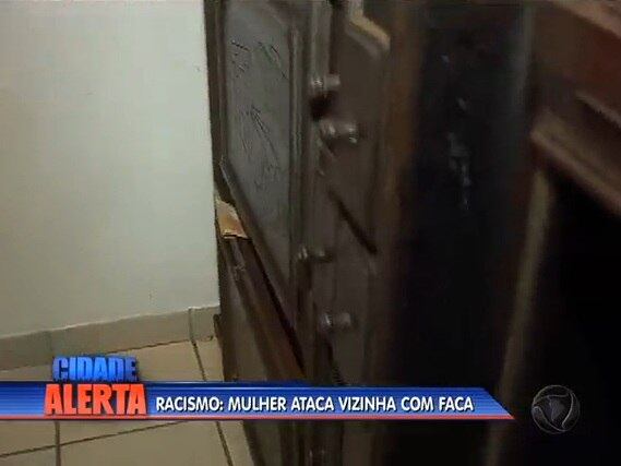 Durante a briga, Claudia se feriu na mão.

— Ela queria dar uma facada no meu pescoço, na realidade. Eu que coloquei a mão pra me defender e deu no que deu. 

Uma amiga que estava junto com a empresária no apartamento tentou apartar a briga e também foi agredida: a vizinha jogou um armário contra as duas. Para fugir das agressões, elas correram para a rua e chamaram a polícia