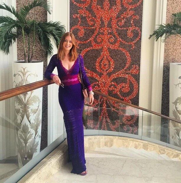 Em uma das fotos, a atriz surgiu maravilhosa com um look roxo
