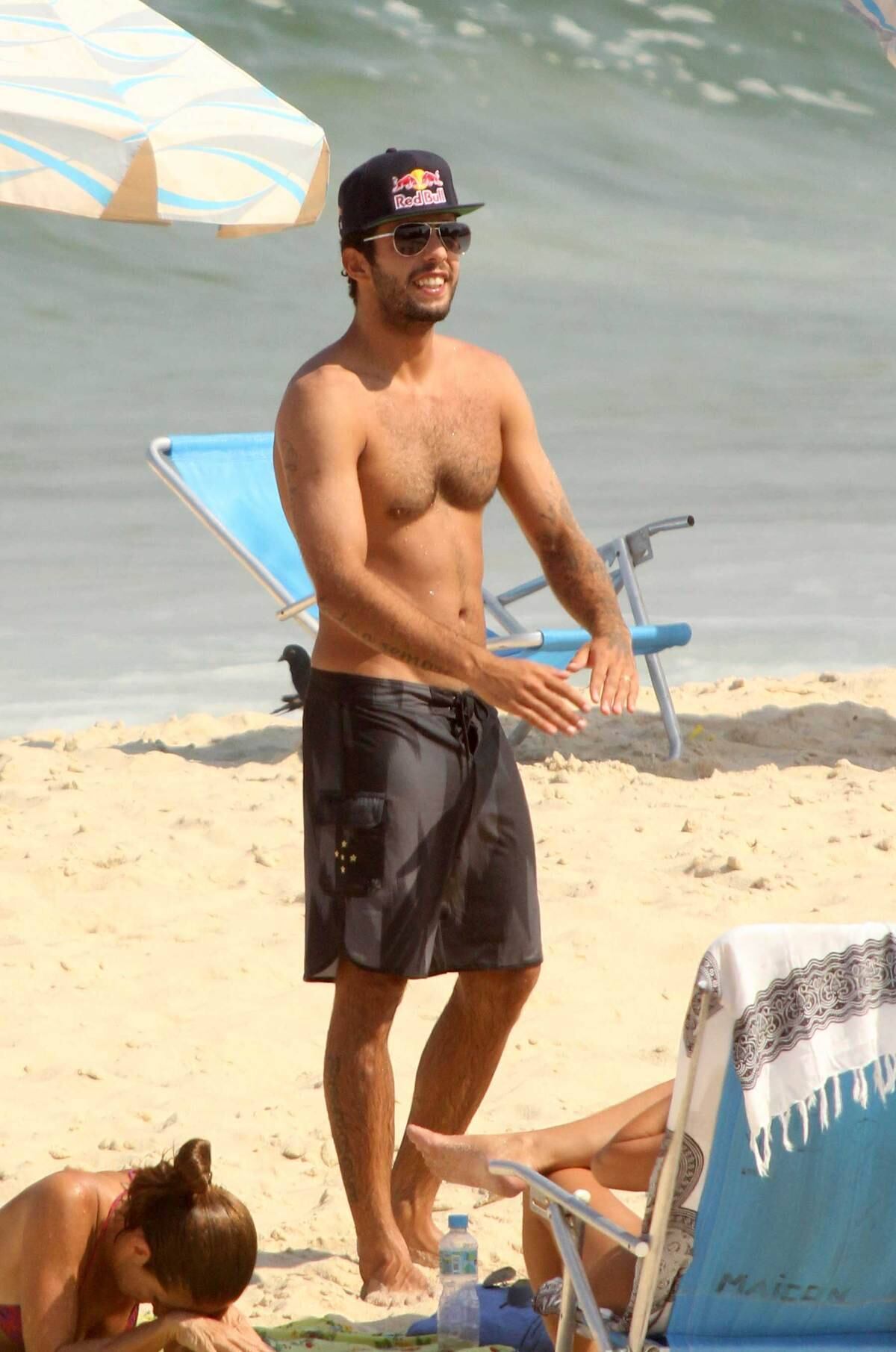 Luana Piovani e Pedro Scooby curtem dia de praia no Rio de Janeiro