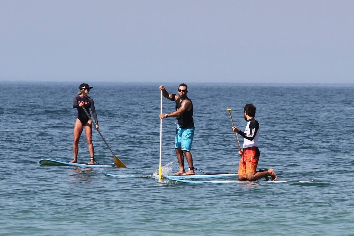 Bruno Gagliasso e Ricardo Pereira praticam stand up paddle na praia da Barra da Tijuca, no Rio