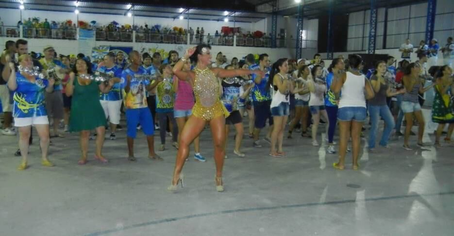 Cinthia é madrinha de bateria da agremiação paulista