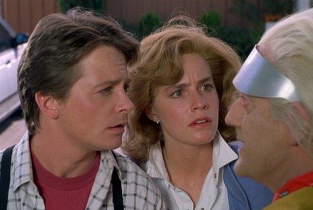 Após muitas confusões, Dr. Brown chega à
conclusão que as viagens no tempo são muito arriscadas, perigosas e decide sair
do ano de 2015 para regressar com Marty e Jennifer a 1985