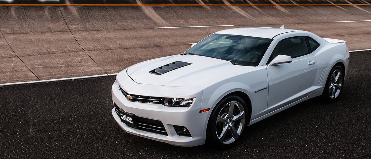 Ele percorre algumas ruas esburacadas de São Paulo a bordo de um Chevrolet Camaro SS