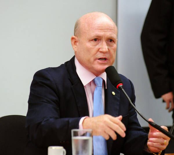 O deputado Sebastião "Bala" Rocha é outro envolvido em polêmicas com a Justiça. Nascido Sebastião Ferreira da Rocha, recebeu na infância o apelido de "Bala". A alcunha foi incorporada ao "nome de guerra" em 2004, mesmo ano em que foi preso na Operação Pororoca, deflagrada pela Polícia Federal para investigar esquema de fraude em obras públicas no Amapá. No fim do ano passado, o episódio gerou um bate-boca entre ele e o deputado Chinaglia. O petista ficou irritado depois que Bala Rocha derrubou a votação de um projeto e tocou na ferida. "Só tenho a dizer uma coisa: graças a minha formação, nunca fui algemado na minha vida". Já Bala Rocha revidou: "Eu fui injustiçado seu p.... Seu fdp"