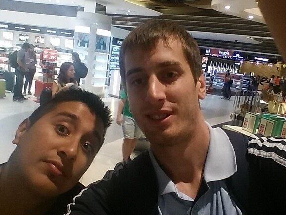 Não há informações sobre os motivos da briga. O confronto que terminou com a morte de Matias (à direita) continuou do lado de fora do bar