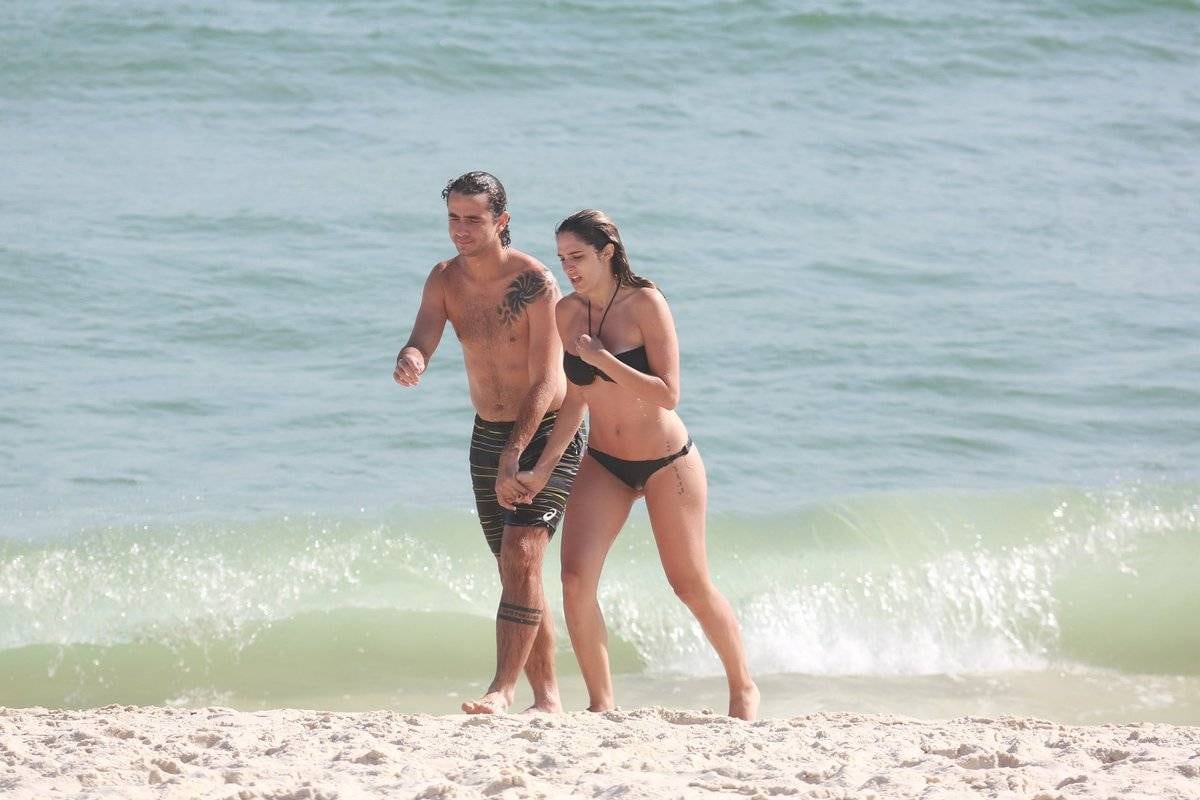 Rafa Brites e Felipe Andreoli curtem dia de sol em praia do Rio de Janeiro
