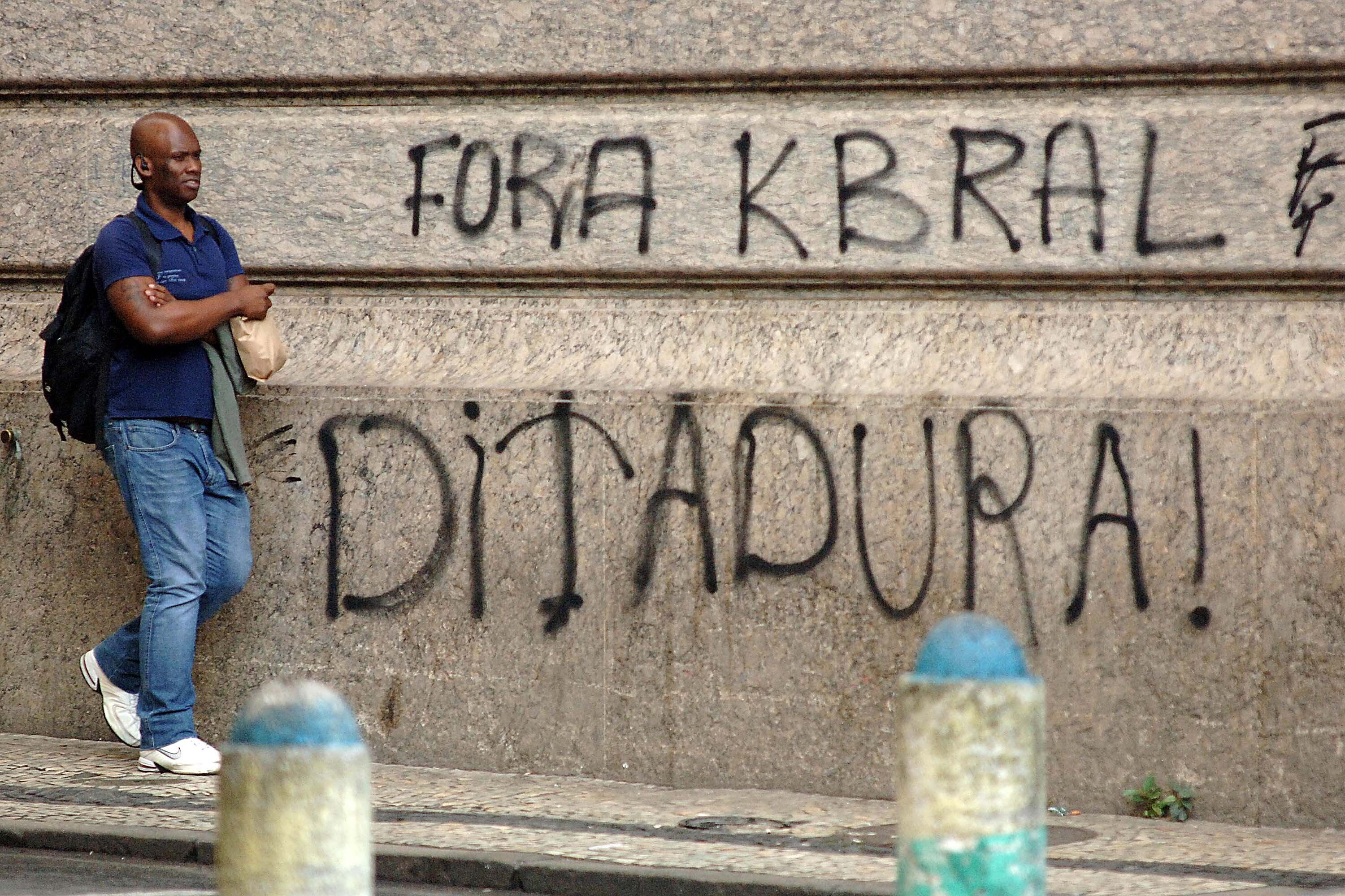 Os protestos realizados na noite de segunda-feira (7), em São Paulo e no Rio de Janeiro, causaram destruição nas capitais. As manifestações por direitos dos professores acabaram em confusão e com atos de vandalismo. Na capital fluminense, a Câmara Municipal foi atingida por pelo menos 20 coquetéis molotov. De acordo com a Polícia Militar, ao menos 18 pessoas foram detidas durante as manifestações. Em SP, um grupo de pessoas depredou e saqueou agências, comércios e hotel, além de atacar uma viatura da Polícia Civil. Ao menos 14 manifestantes foram detidos
