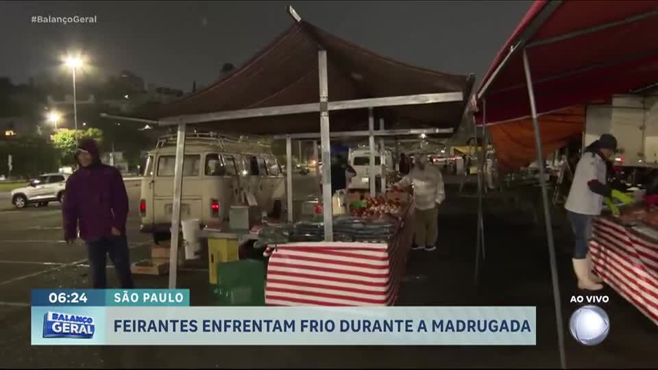 Veja como frio intenso afeta o trabalho dos feirantes durante a madrugada em São Paulo