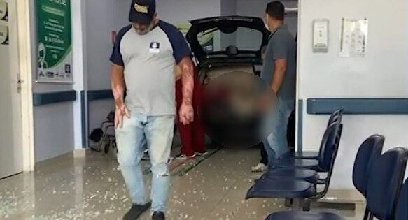Mulher entrou com o carro em emergência de hospital
