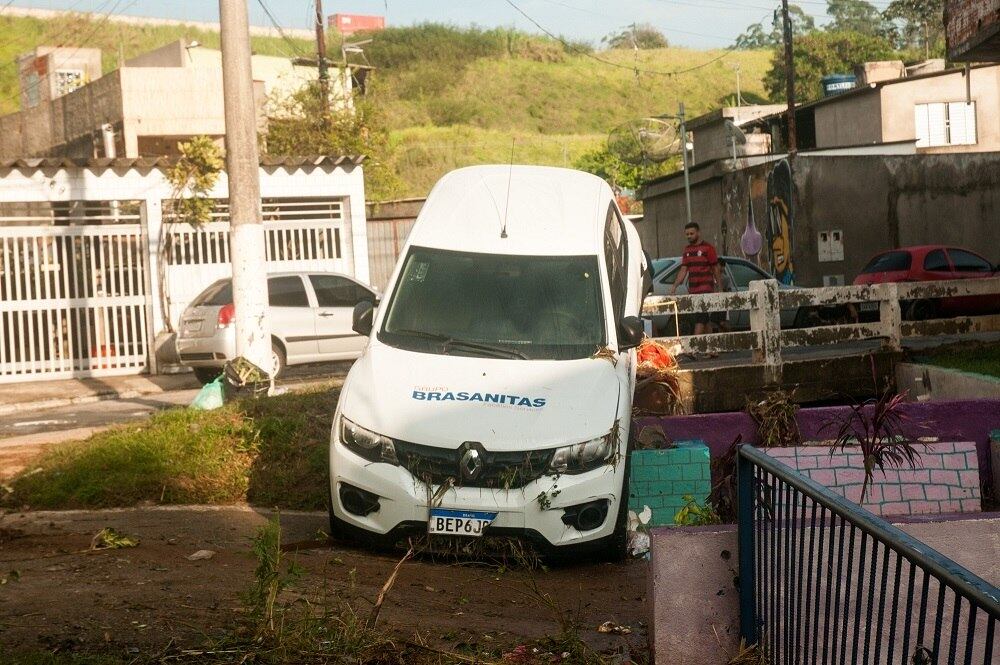 Chuva arrasta carro na rua Bananalzinho, em Perus, zona norte de SP