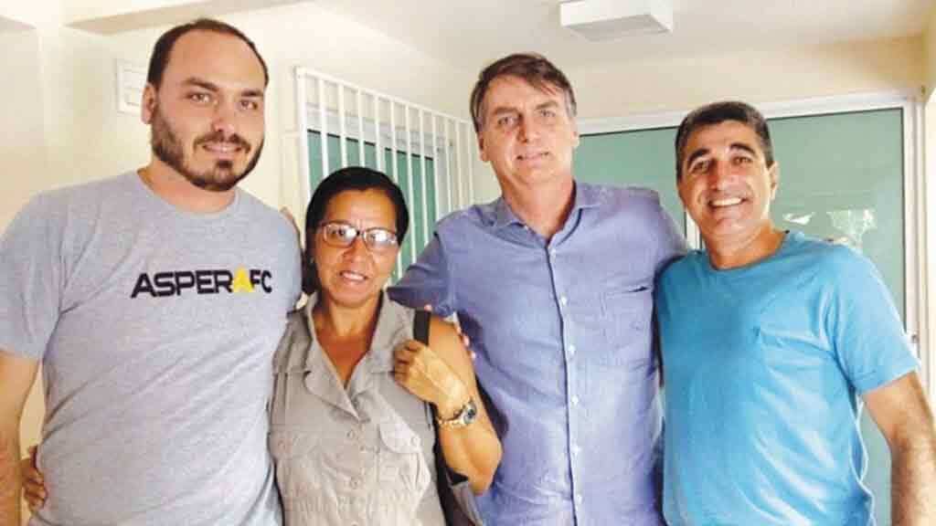 Wal do Açaí com o presidente Jair Bolsonaro e o filho dele Carlos Bolsonaro (à esq.)