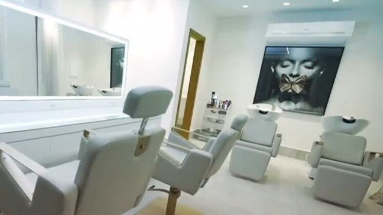 Nicole não precisa sair de casa para ficar ainda mais bonita! Na mansão, ela conta com um salão de beleza próprio e equipado