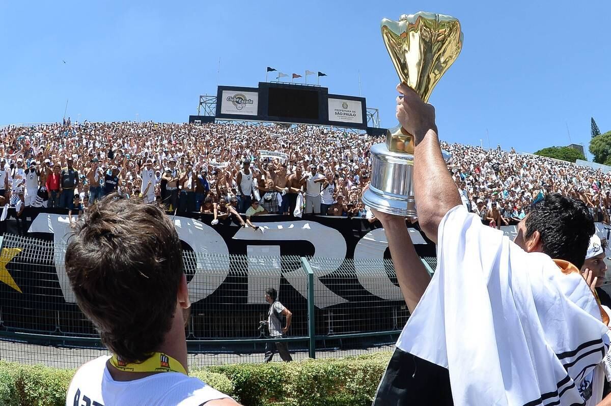 Os atletas do Santos fizeram questão de comemorar a conquista ao lado da torcida alvinegra, que marcou presença no Pacaembu