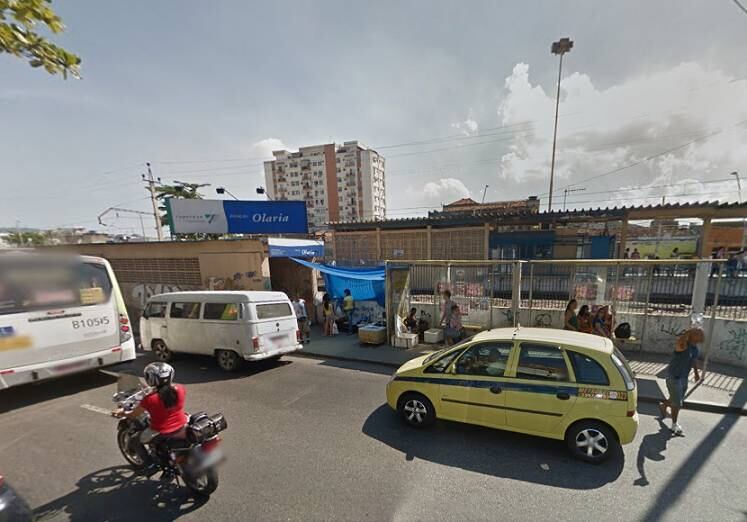 Em Subúrbio, Chico Buarque fala do avesso da montanha, que é a zona norte do Rio. O compositor canta que na zona norte não tem brisa, não tem turistas e não sai foto nas revistas. Ouça aqui