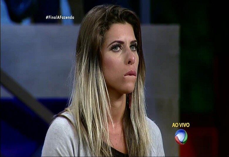 Ana Paula Minerato, uma das três finalistas de A Fazenda 8, fez caras e bocas antes e depois do anúncio do vencedor do reality nesta terça (8)

+ Douglas Sampaio é o campeão de A Fazenda 8. Relembre a participação do vencedor
+ Ana Paula Minerato é vice-campeã de A Fazenda 8. Veja como foi a participação da peoa no reality show
+ Luka Ribeiro é o terceiro colocado de A Fazenda. Relembre a trajetória do ator
+ “Tem participante que vai colher frutos muito ruins aqui fora”, crava JP Mantovani
+ Douglas leva tapa na cara de Mara Maravilha, cai no choro e afirma: "Ela não merece um pingo de respeito"
+ Veridiana joga bebida em Marcelo Bimbi durante festa de encerramento e causa climão

