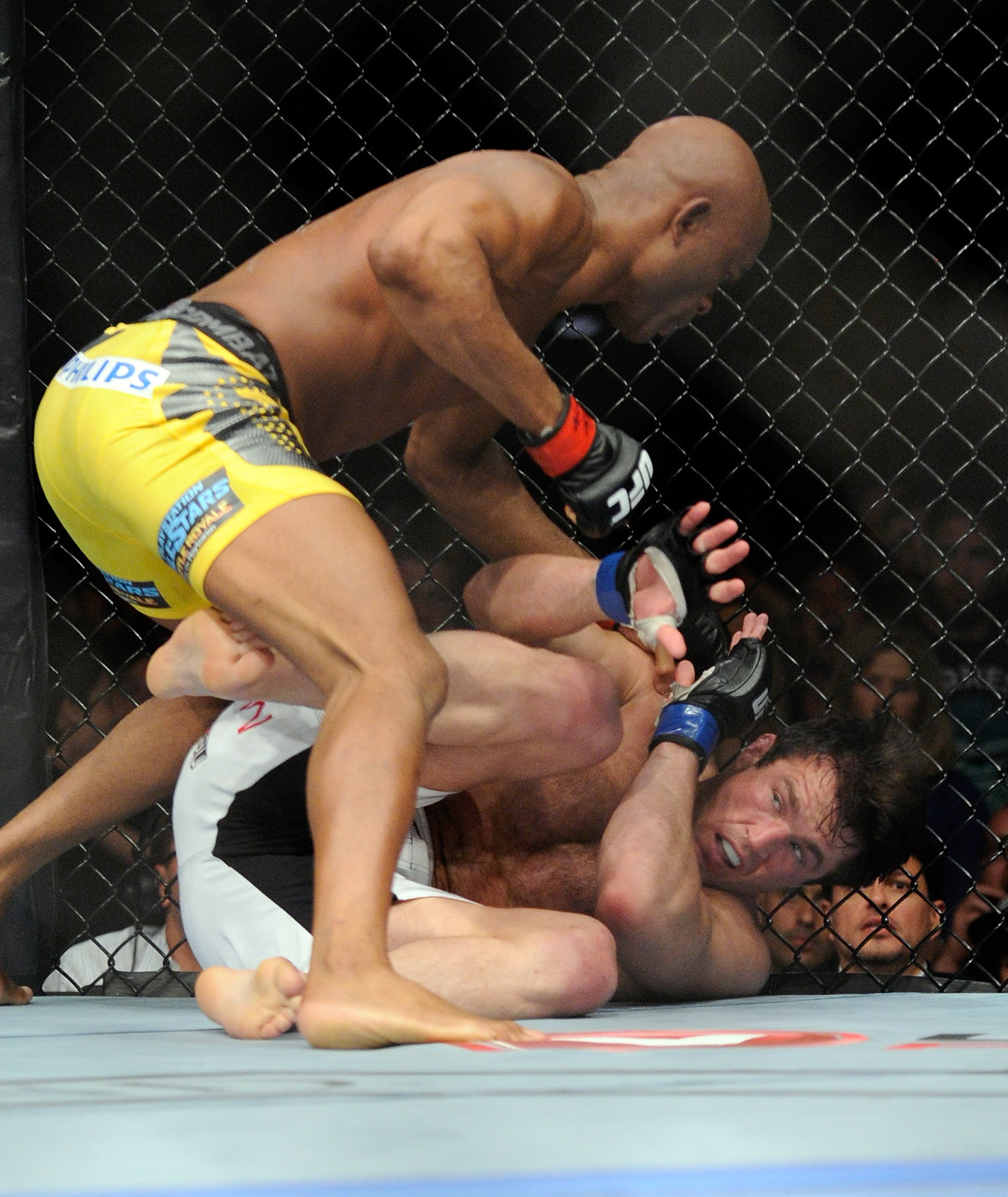 O ex-lutador de boxe também é interessado em outras lutas e propôs a regulamentação do MMA, conhecido antigamente como vale-tudo, no Brasil. Na foto, o brasileiro Anderson Silva enfrenta o americano Chael Sonnen