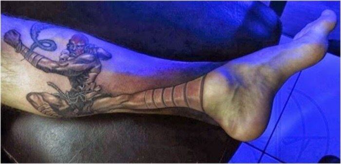 Outro lutador bastante conhecido do Street Fighter, o Dhalsim, mostra toda sua elasticidade nessa tatuagem pra lá de impressionante