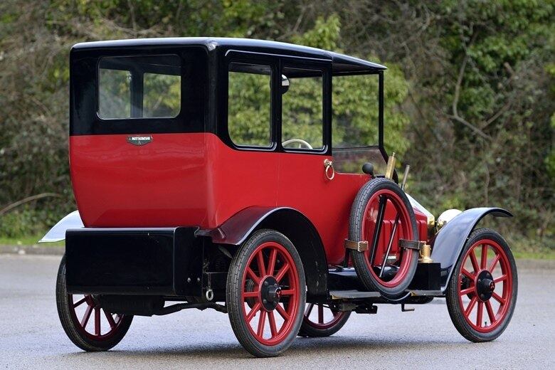 No começo, como a prioridade não era o setor automotivo, foram fabricadas apenas 22 unidades artesanalmente