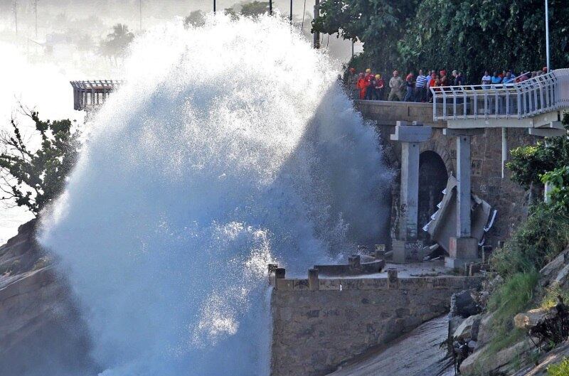 Ao menos duas pessoas morreram após trecho de ciclovia desabar
