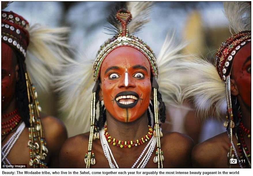 Os
homens da tribo Wodaabe, grupo de praticantes do islamismo que adota um estilo de vida poligâmico e vive no norte da África, esperam ansiosamente o tradicional festival de beleza Gerewol para tentar a sorte e conquistar as mulheres da região
