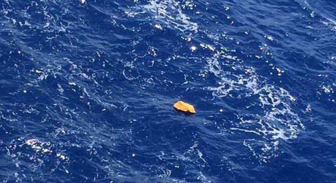 Fragata grega encontra pedaços de plástico no mar