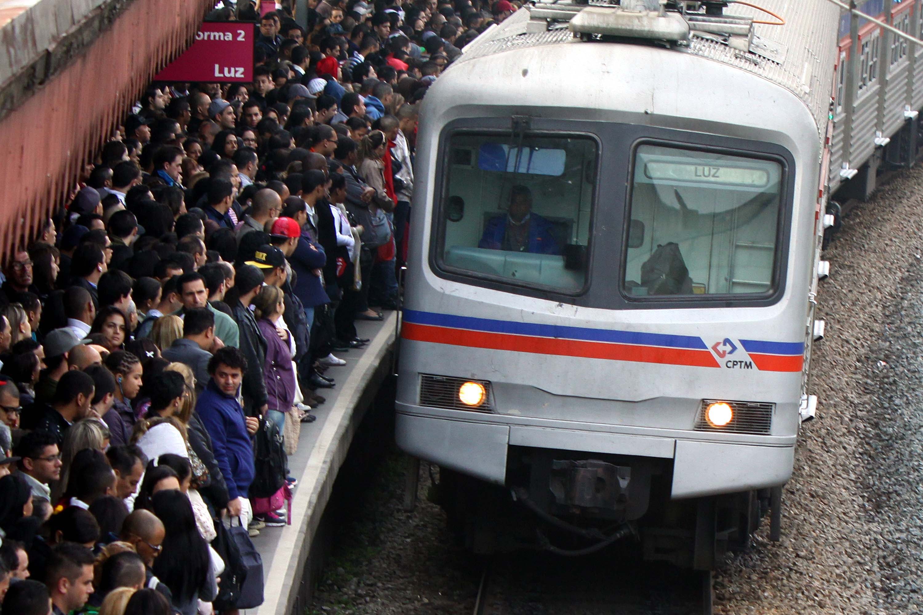 Falha na linha 7 — Rubi causou superlotação nas estações