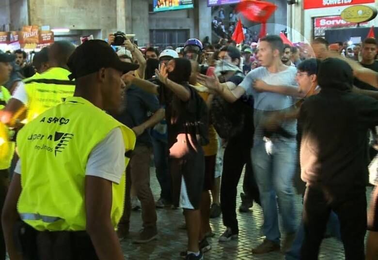 Policiais da Delegacia de São Cristóvão (17ª DP) fazem buscas em vários pontos do Estado para encontrá-lo. O suspeito teve a prisão decretada pela Justiça na noite de segunda-feira (10). Segundo a polícia, Caio é suspeito de ter lançado o rojão que matou o cinegrafista da Rede Bandeirantes Santiago Andrade. A Civil informou que Caio tem duas passagens pela polícia. Segundo a assessoria de imprensa dessa corporação, as ocorrências foram registradas nas delegacias de Mesquita (53ª DP) e de Comendador Soares (56ª DP). Apesar das passagens, ambas em 2010, Caio não tem anotações criminais, pois não havia provas que o incriminassem em investigação sobre tráfico de drogas. Ele foi chamado para depor e, em seguida, foi liberado