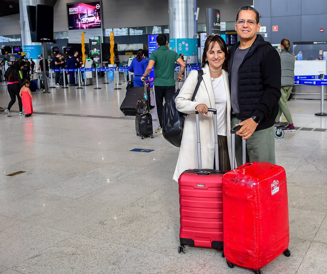 São Paulo, SP - 29.04.2023 - Bagagem, Aeroporto de Guaruhos _ Passageiros no aeroporto de Guarulhos preocupados em envelopar suas bagagens para despachar no aeroporto. Foto Edu Garcia/R7
