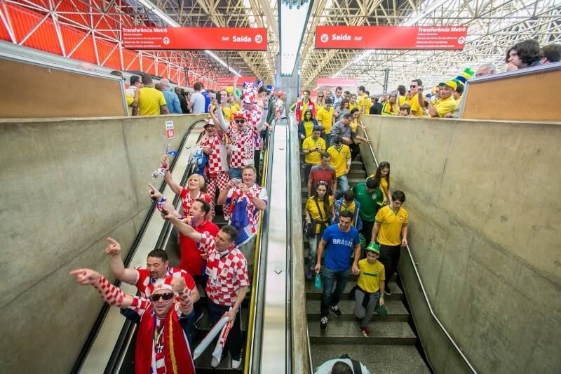 Torcedores fazem o trajeto até a Arena Corinthians com o "Expresso da Copa" na estação da Luz, em São Paulo, rumo ao estádio Arena Itaquera nesta quinta-feira (12). O jogo de abertura da Copa ocorre às 17h. Por conta de protestos, duas estação da linha Vermelha, a Carrão e Tatuapé, estão interditadas por volta das 13h50
Reportagem: Amanda Mont'Alvão, repórter do R7