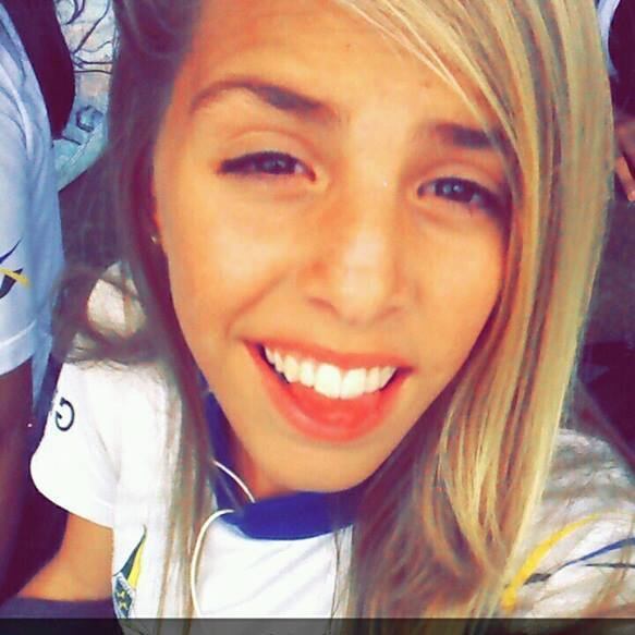 No dia seguinte, Emilly teria voltado ao Skate Park em
Ceilândia (DF) e nunca mais foi vista desde então. A família notou o
desaparecimento da menina na segunda-feira (15) à noite. Ana Paula Almeida, mãe
de Emilly, acreditava que a filha estava na casa da avó, onde ela costumava
dormir. O celular dela ficou sem sinal durante vários dias, mas tinha recebido
uma mensagem ameaçadora dias antes da morte.

  

—
Depois que eu fiz ocorrência, os peritos levaram a corrente e uma colar dela,
da roupa que ela estava. Senti que era ela, porque eram as coisas que ela
usava. Senti e falei ‘minha filha está morta’. Recebi uma mensagem que ameaçava
ela, dizendo ‘se não quiser ver sua filha morta, não deixa ela sair na rua
não’. Mas ela riu quando soube da ameaça, disse que era mentira