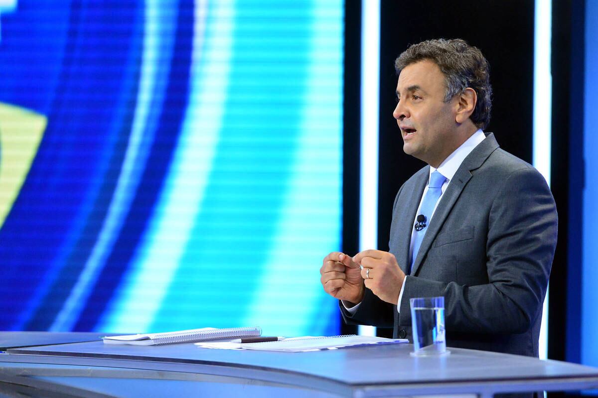 Aécio Neves, que chegou a ser vaiado pela plateia antes de começar a falar, declarou que a atual presidente se contenta em comparar o presente com o passado e disse que sua proposta é pensar no futuro do País. Leia mais