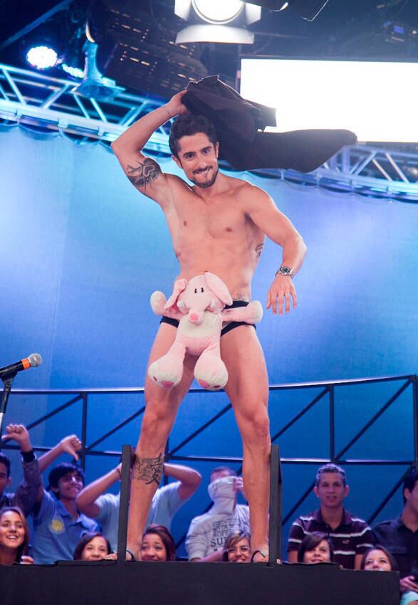 Mion tirou o roupão e ficou só de cuequinha no palco da atração. A mulherada aprovou!

+ Vídeo: Veja as atrações do Legendários na íntegra deste sábado (3)

+ Legendários também está no Facebook. Curta!

+ Siga a atração de Marcos Mion no Twitter!
