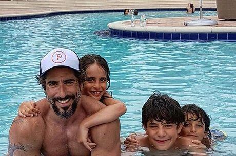 Mion posou ao lado dos filhos