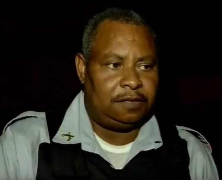 A vítima chegou a circular pela casa e se deitou na cama. Quando a equipe do Samu (Serviço de Atendimento Móvel de Urgência) chegou ao local, Silva já estava morto