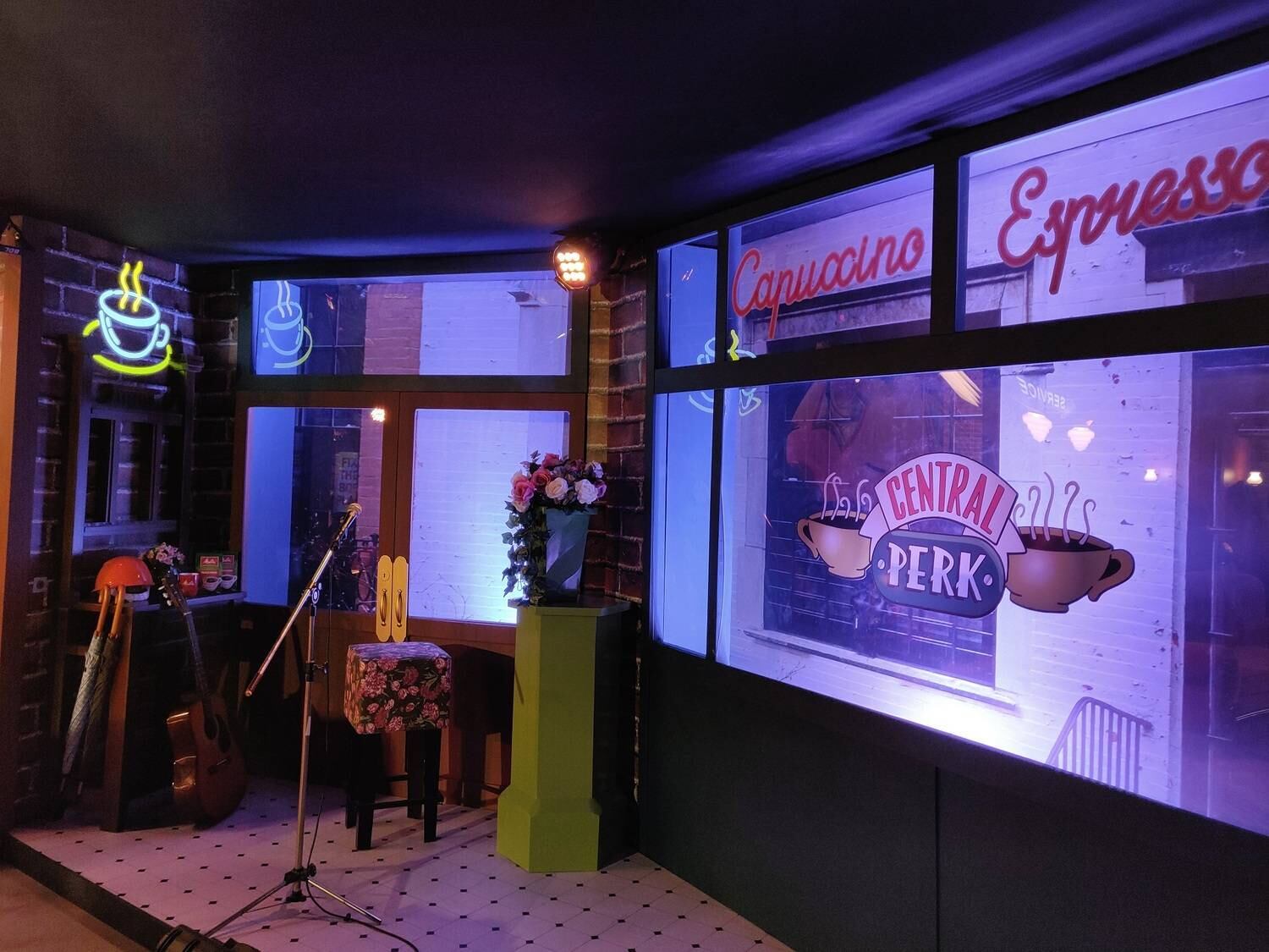 ...se ouve o hit mais famoso da história: "Smelly Cat" na voz da intérprete original