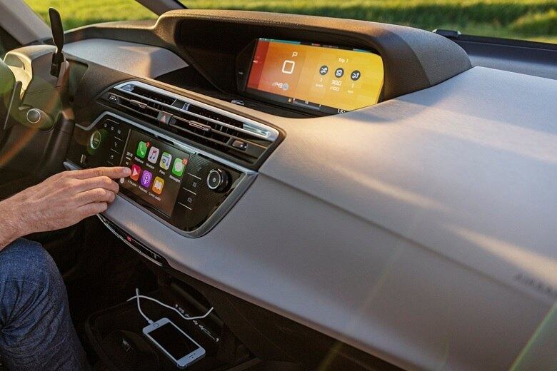 Por dentro, o C4 Picasso e Grand C4 Picasso passam a adotar novos sistemas eletrônicos de auxílio à condução e também de conectividade, além de quatro novas opções de cores para o acabamento