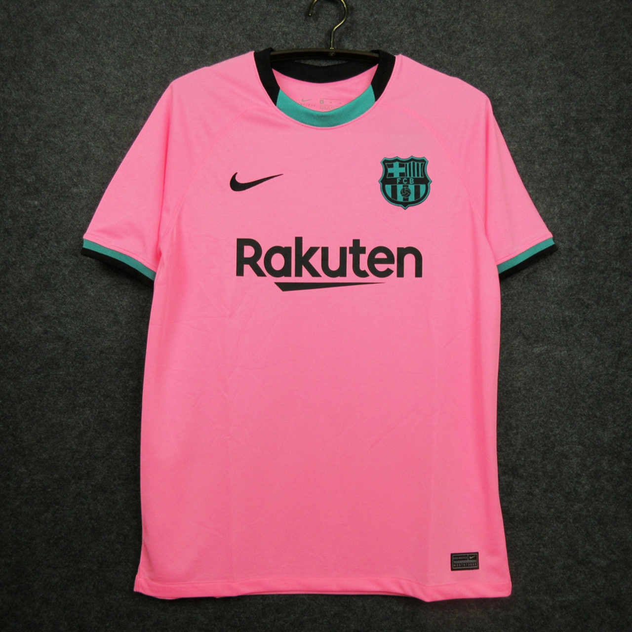 O Barcelona apostou no rosa para o seu terceiro uniforme da temporada 2020-2021. O modelo tenta unir a história do clube catalão com a do tênis Air Max, que serviu de inspiração para essa camiseta