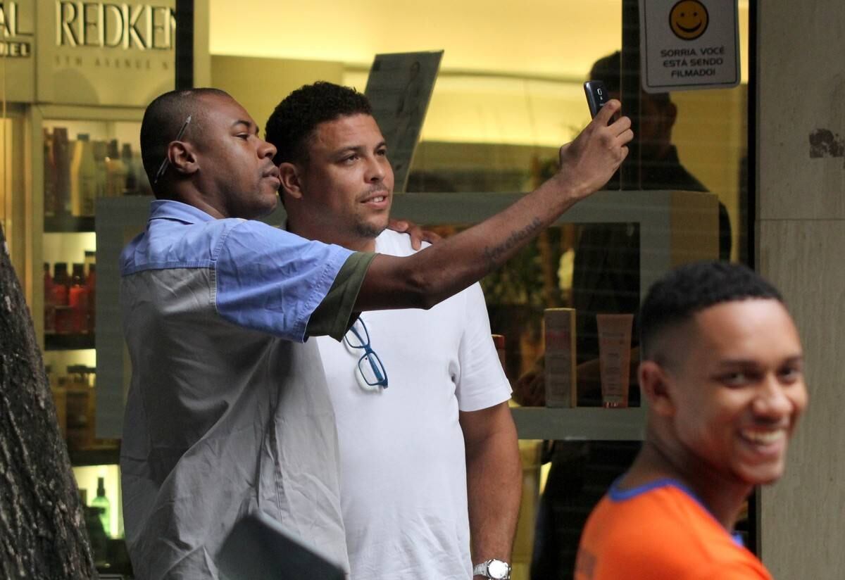 E tirou selfies com eles 