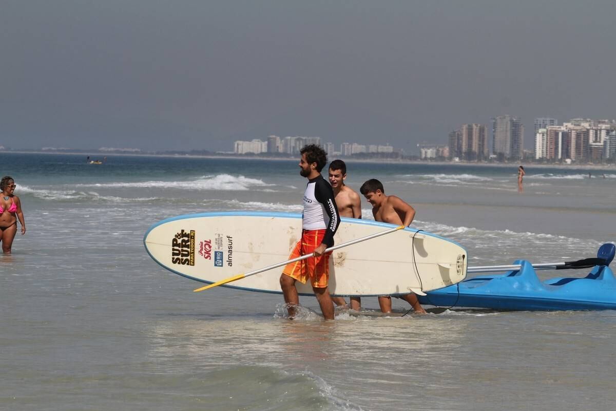 Bruno Gagliasso e Ricardo Pereira praticam stand up paddle na praia da Barra da Tijuca, no Rio