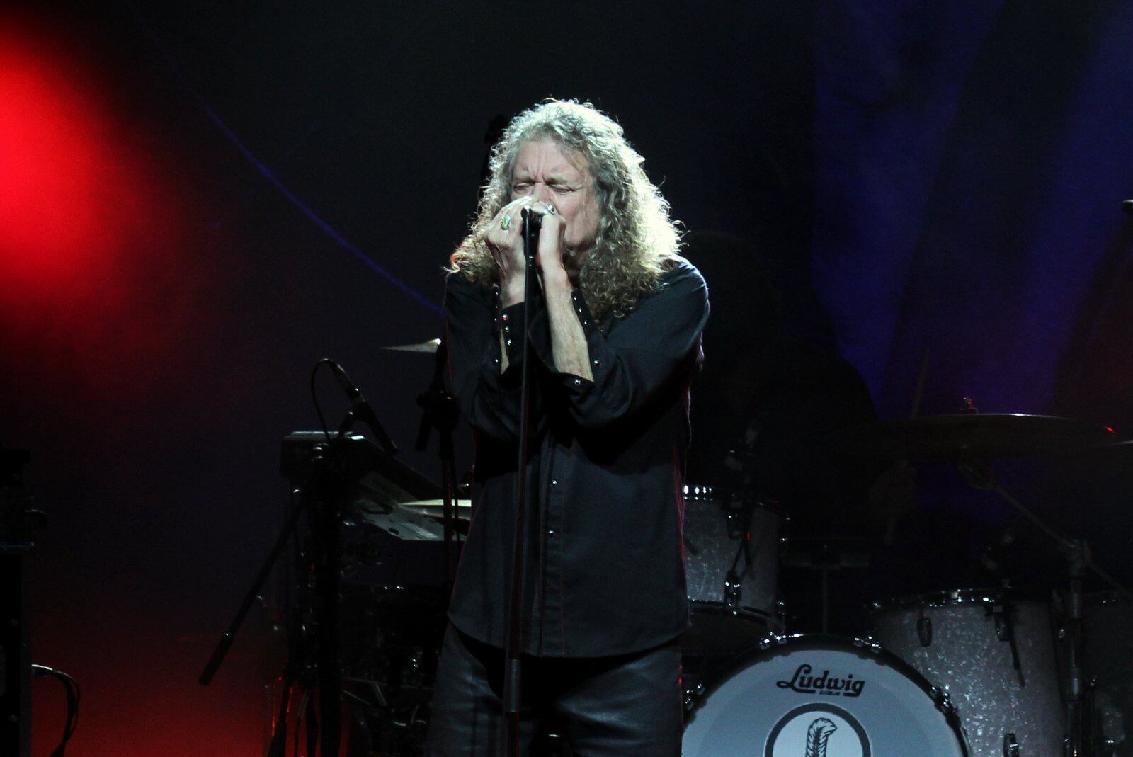 Robert Plant se apresentando no Rio de Janeiro, nesta terça-feira (24)