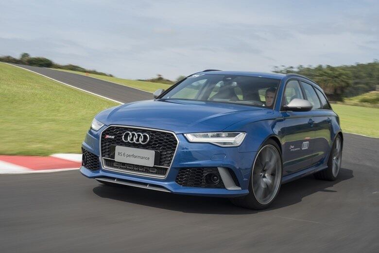 Um carro de família com desempenho de superesportivo. Assim é a perua Audi RS6 Avant Performance, que acaba de desembarcar no Brasil por R$ 669.990. Com espaço interno farto, simbolizado no porta-malas de 565 litros, a station de luxo é quase um carro de corrida disfarçado. Sua aceleração de 0 a 100 km/h leva 3,7 segundos