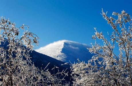 O monte Rtanj, na Sérvia. Há pessoas que acreditam que a montanha emite ondas eletromagnéticas benéficas