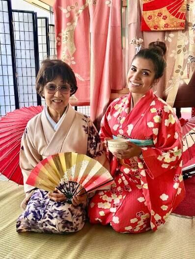 Ela contou que os japoneses são extremamente gentis com os turistas. Em cidades grandes como Tokyo e Kobe, as gerações mais jovens falam inglês, mas mesmo quando alguma pessoa não consegue se comunicar, eles tentam ajudar de alguma forma, encontrando alguém que fale inglês, ou usando o tradutor do celular. "Todo mundo deveria ter a oportunidade de visitar o Japão uma vez na vida", sugeriu
