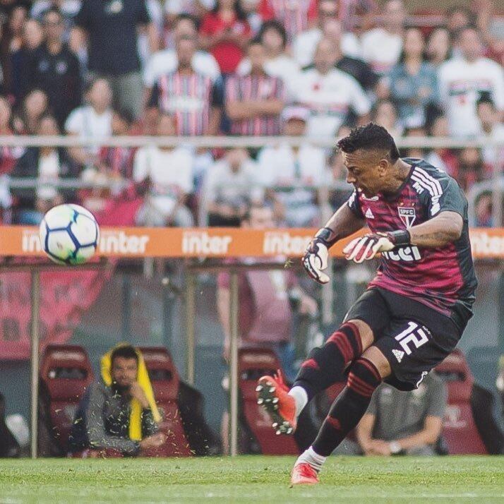 No duelo entre São Paulo e Bahia, pela 24ª rodada, no Morumbi, Sidão tentou interceptar um lançamento e quase dividiu a bola com o zagueiro Anderson Martins no meio de campo. A torcida passou o resto do encontro vaiando o goleiro
