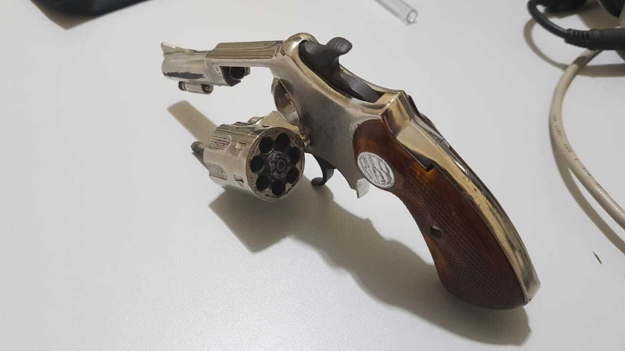 Um adolescente foi apreendido após tentativa de homicídio dentro de uma escola em Osasco, na região metropolitana de São Paulo. O jovem chegou a efetuar o disparo, porém a arma falhou. De acordo com a Polícia Civil, dois estudantes de 17 anos, do 1° ano do Ensino Médio, estavam em sala de aula na Escola Estadual Horácio Quaglio, quando começaram a arremessar comida e a brigar