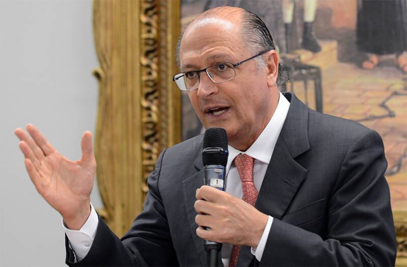 O jingle do candidato à reeleição no governo de São Paulo, Geraldo Alckmin (PSDB) diz que "sempre pra frente nosso Estado andou com a gente", e segue: "e a gente
sabe que São Paulo não pode parar. São Paulo é um gigante, quer continuar
assim, andando geral, com Geraldo Alckmin". Ouça aqui 