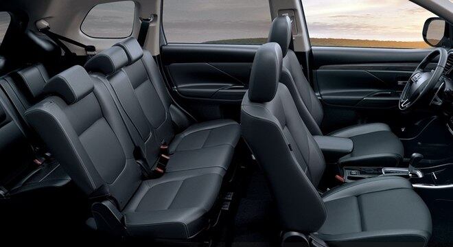 Terceira fileira fica dobrada no porta-malas, que possui 798 litros