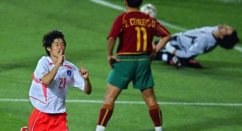 Portugal 0 x 1 Coreia do Sul — 2002 — Dona da casa, a Coreia do Sul saiu invicta da primeira fase e proporcionou uma grande zebra ao bater os favoritos portugueses, que tinham o melhor jogador do mundo, Figo. Os coreanos avançaram em primeiro lugar no grupo, e Portugal foi eliminado