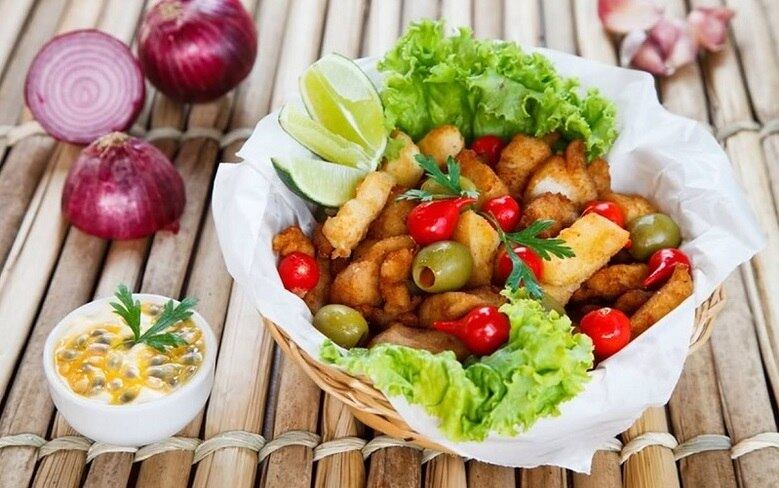 Traira's Beer
Prato - Ces tão no Bar: filé de peixe e queijo provolone empanados, servidos com molho agridoce de maracujá.
Endreço: eua das Canárias, 395 - Santa Amélia