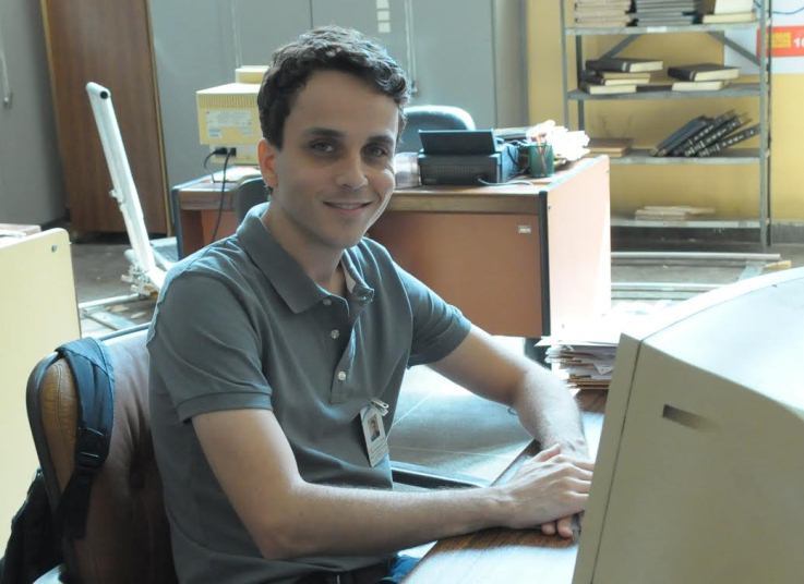 César (Paulo Vilella) – Tem apenas 27 anos e é um
conselheiro tutelar que acabou de ser eleito para a função. César carrega um
segredo que o fragiliza em diversos momentos de sua vida. Por força de uma
infância conturbada, tornou-se conselheiro para ajudar as crianças que sofrem o
que ele sofreu. Seu temperamento explosivo vive colocando-o em situações
difíceis com juízes, promotores e policiais.

+“Já me vi batendo na porta de vizinhos após a gravação da série”, revela Roberto Bomtempo

+Lucinha Lins vive médica que maltrata filha adotiva: “Estou com medo de ver minha personagem”

+Paulo Vilella dá vida a conselheiro tutelar: “César não tem paciência para burocracia e protocolo”